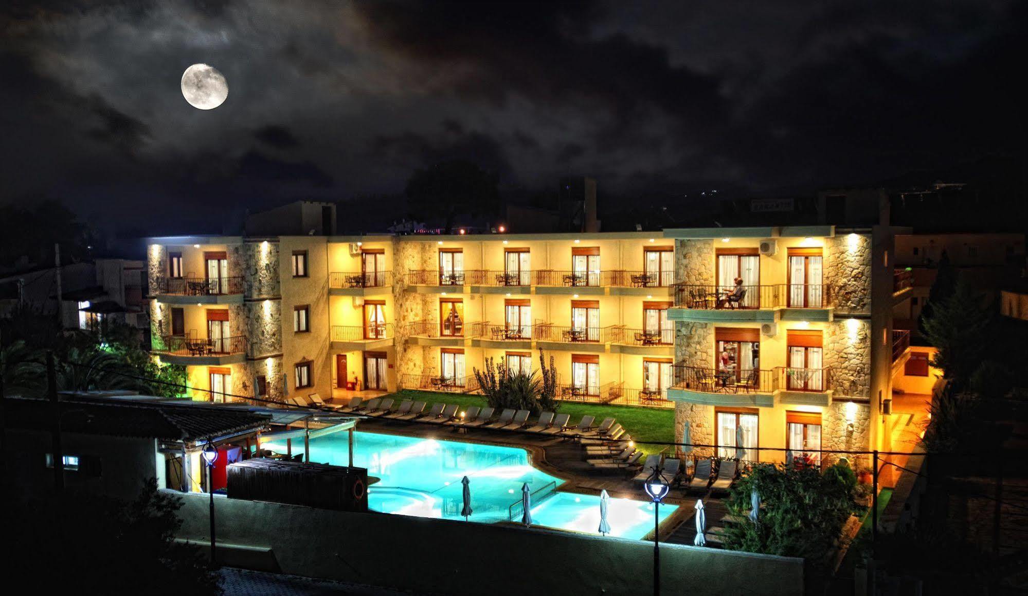 Nereides Apartahotel